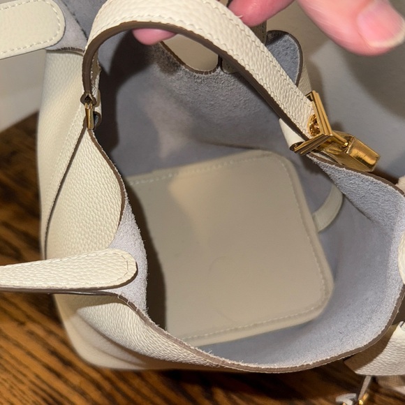 Elegant Cream Bucket Leather Handbag with Gold Accents. Very good condition. - Picture 4 of 9